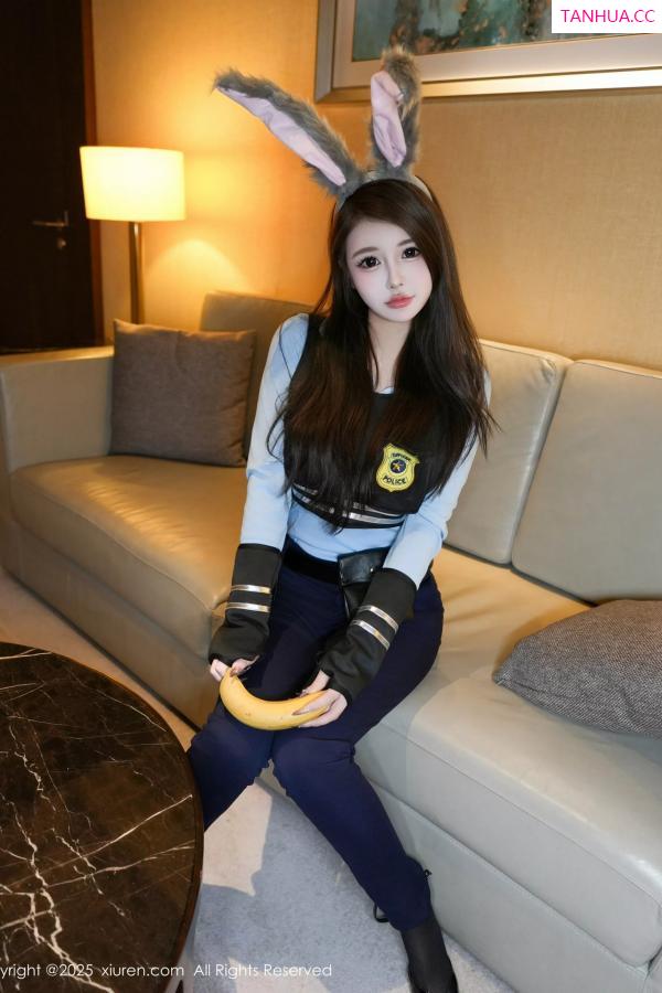甜妮  [XiuRen]高清写真图 2025.04.16 No.10158 甜妮 制服诱惑第14张图片